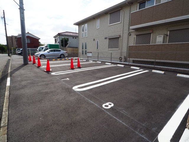 メゾン アイリスの駐車場