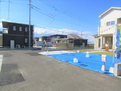【前面道路含む現地写真】 | ブルーミングガーデン　南アルプス市藤田1号棟 | 前面道路含む現地写真です。
【接道状況】西側：公道6ｍ　南側：私道5ｍ