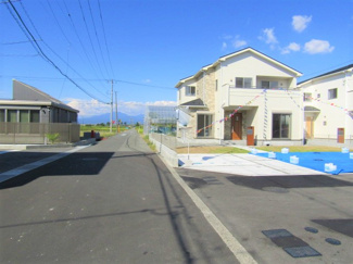 【前面道路含む現地写真】 | 前面道路含む現地写真です。
【接道状況】西側：公道6ｍ　南側：私道5ｍ