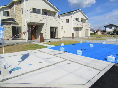 【駐車場】 | ブルーミングガーデン　南アルプス市藤田1号棟 | 広々とした駐車スペースあり！
4台駐車可能です♪（車種による）