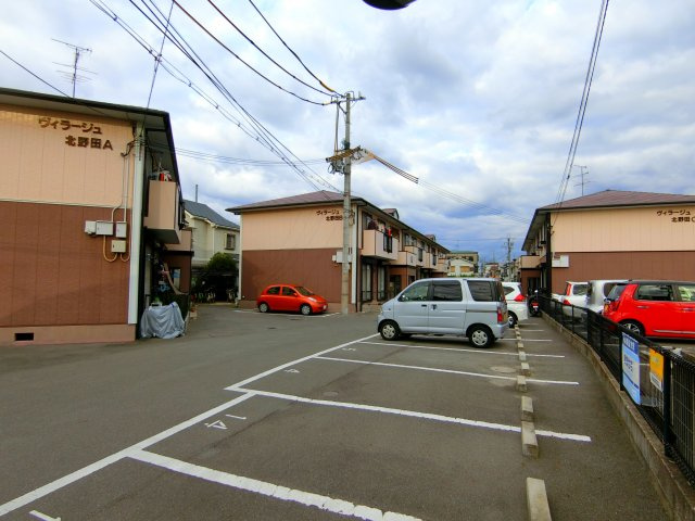 ヴィラージュ北野田の駐車場