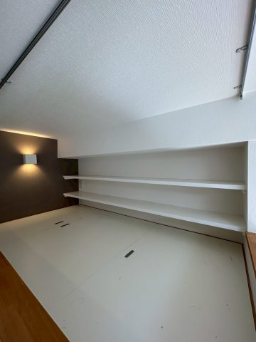 The Well Mejiroの内装|書斎上部はロフトになっています