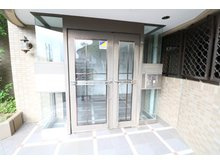 【エントランス】 | セキュリティー面でも安心のオートロックを完備し、安心・安全な住生活を送れます♪