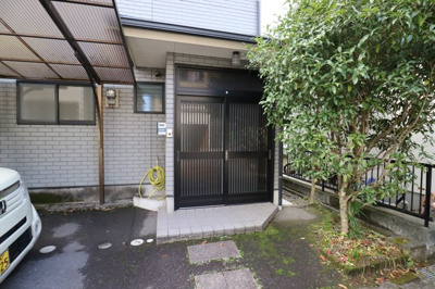 【エントランス】 | 松永貸家 | ゆとりのあるエントランスです
松永貸家　2015/12/12撮影