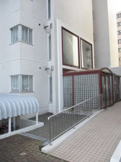 【エントランス】 | ●カートや車いすでも移動が可能なスロープ設計
●共用玄関横に管理員室有り