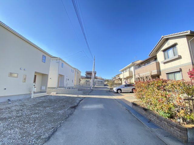新築　渋川市渋川第3　クレイドルガーデン　1号棟の前面道路含む現地写真|現地写真　北側接道幅員約4ｍ