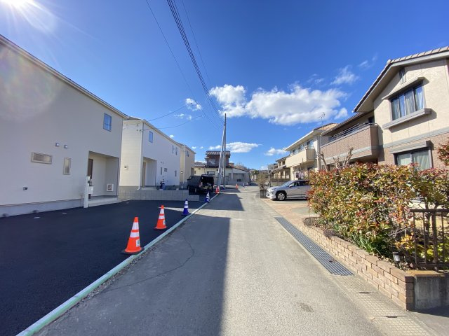 新築　渋川市渋川第3　クレイドルガーデン　2号棟の前面道路含む現地写真|現地写真　北側接道幅員約4ｍ