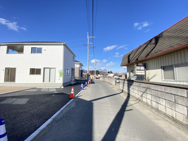 新築　渋川市渋川第3　クレイドルガーデン　4号棟の前面道路含む現地写真|現地写真　東側接道幅員約4.3ｍ　北側接道幅員約4ｍ