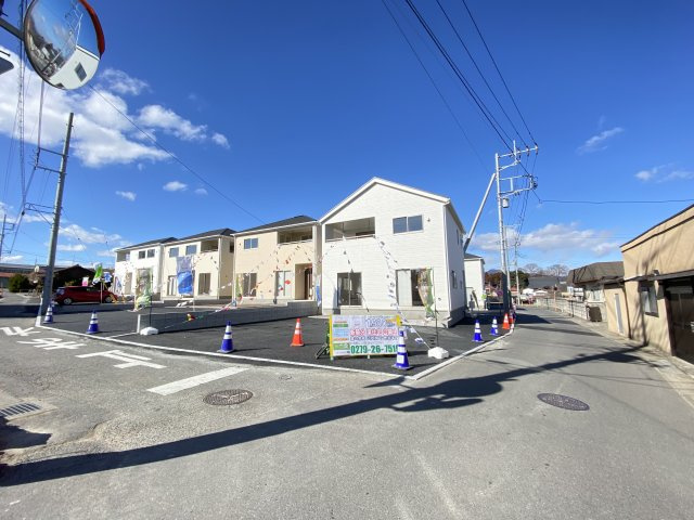 新築　渋川市渋川第3　クレイドルガーデン　5号棟の前面道路含む現地写真|現地写真　東側接道幅員約4.3ｍ　南側接道幅員約4ｍ
