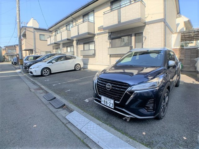 ピノ・ノワールの駐車場