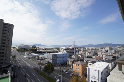 【展望】 | エバーグリーン江波山（リノベ済） | 【瀬戸の島々の眺望！】
瀬戸の島々が見渡せる本物件。
西側は宮島方面、東側は宇品港。
恐らく、どちらの花火大会も見えたのでは無いでしょうか。
残念なのは、宮島の花火大会が終了してしまったことです。