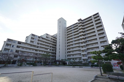 【外観】 | エバーグリーン江波山（リノベ済） | 【耐震性】
耐震性の高さを判断するポイントは、
建築確認申請日が1981年6月1日以降の
新耐震基準に適合しているかどうか。
震度６程度の大地震でも
建物が崩壊しないレベルが基準になりました。
