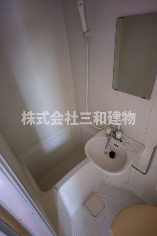 ファミニータチカワの浴室