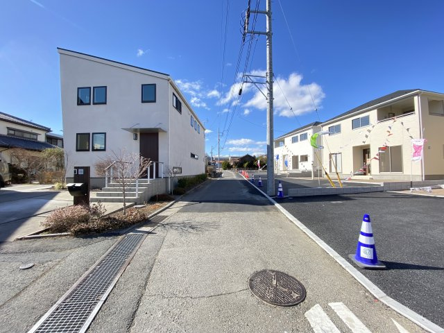 新築　渋川市渋川第3　クレイドルガーデン　8号棟の前面道路含む現地写真|現地写真　南側接道幅員約4ｍ