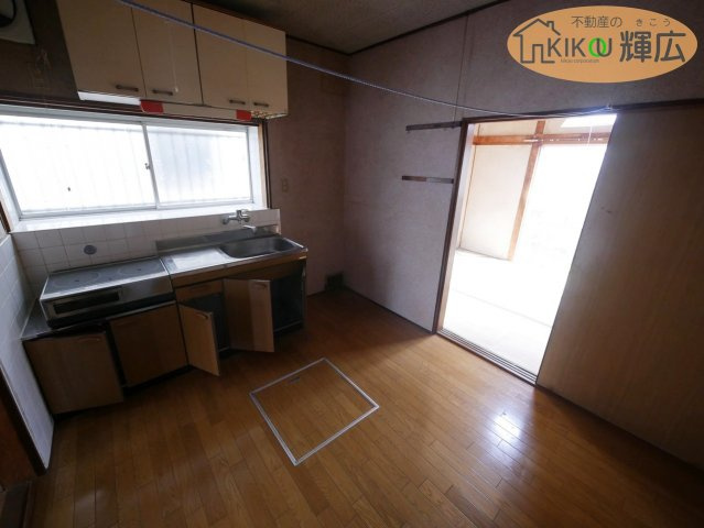 【居間・リビング】 | 加古郡播磨町東野添3丁目　中古戸建 | ダイニングは和室と繋がっておりますので、小さなお子様がいらっしゃるご家庭様には安心ですね