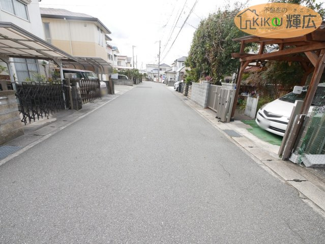 【周辺】 | 加古郡播磨町東野添3丁目　中古戸建 | 前面道路は広々としておりますので、お車の運転が苦手な方でも安心ですね。