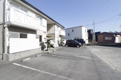 【駐車場】 | コスモハイツ弐番館 | 駐車場があるので、車を買う予定の方も安心です