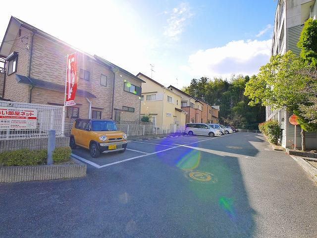 ラフィーネ生駒　（東菜畑）の駐車場|駐車場があるので、車を買う予定の方も安心です
