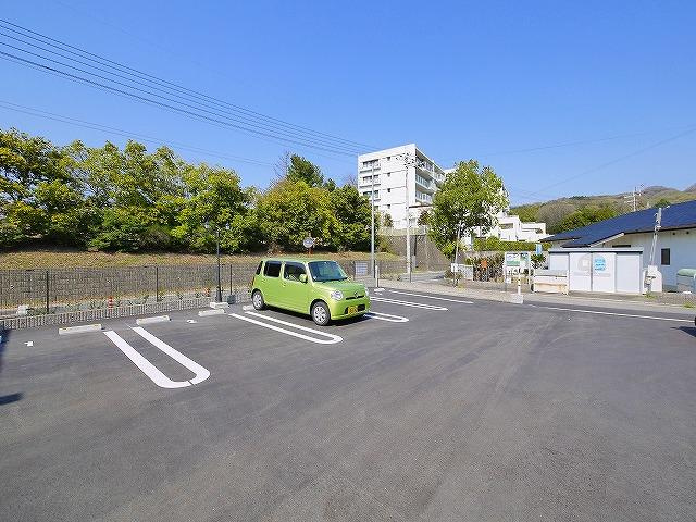 グランツポニートの駐車場|車をお持ちの方に嬉しい駐車場付きの物件です