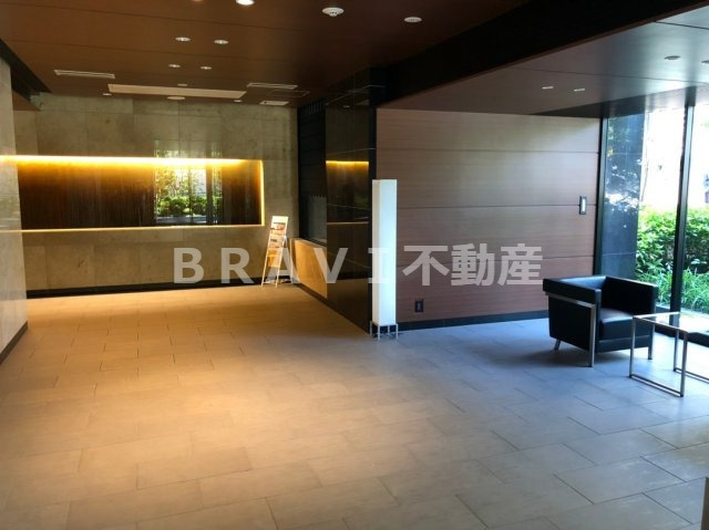 ザ・パークハウス大手前タワーレジデンス　BRAVI不動産のロビー|【ザ・パークハウス大手前タワーレジデンス】清潔なロビーです