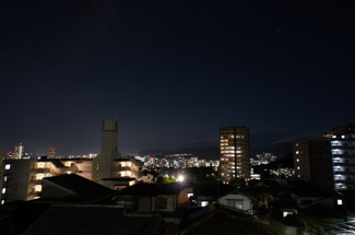 【展望】 | 【Night View】
広島の中心地まで一望できるパノラマ夜景。
写真に星を収める事が出来なかったのが残念ですが、
人工的な光と自然の光が融合してバルコニーから望む景色に、
毎晩癒される事でしょう。