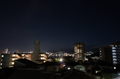 【展望】 | セブン牛田（リノベ済） | 【Night View】
広島の中心地まで一望できるパノラマ夜景。
写真に星を収める事が出来なかったのが残念ですが、
人工的な光と自然の光が融合してバルコニーから望む景色に、
毎晩癒される事でしょう。