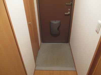 【玄関】 | クレール豊里 | 玄関には収納力の高いシューズボックスがあります