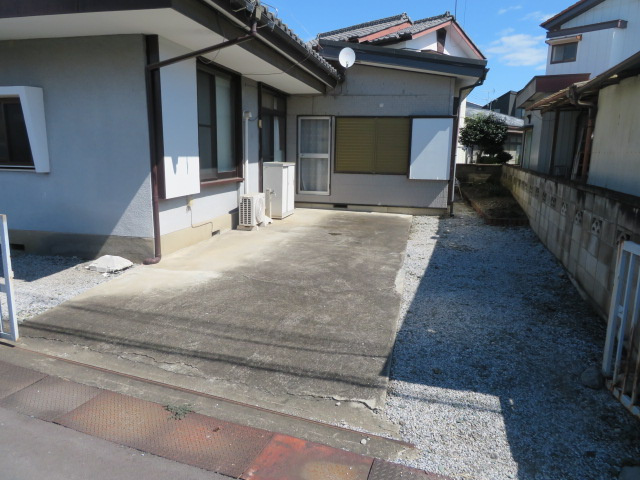 藤岡市藤岡　中古一戸建て⑧の駐車場|駐車場があります