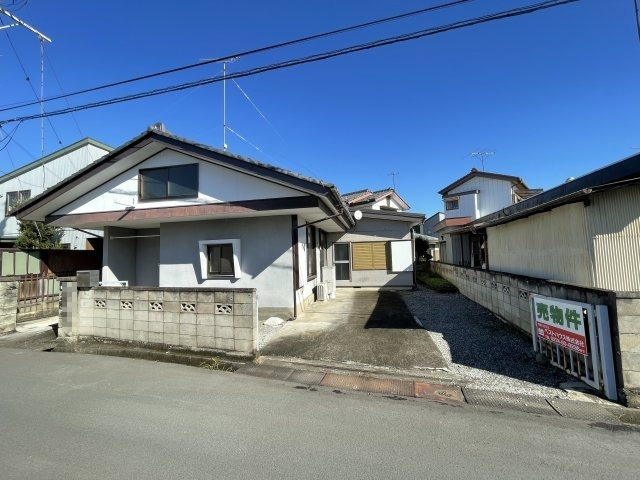藤岡市藤岡　中古一戸建て⑧の外観|前面道路含む現地写真です
