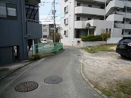 広島市安芸区矢野東6丁目　中古一戸建ての前面道路含む現地写真|2階と3階が別々の玄関でプライベート性も高い二世帯住宅です