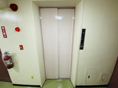 【その他共用部分】 | シャンボール田園調布 | お買い物時やベビーカーの出し入れに便利なエレベーター付です。
