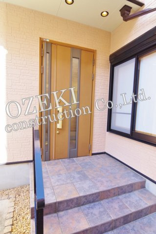 越谷市瓦曽根中古戸建て　室内全面リフォーム済み♪のエントランス