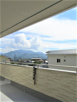 【展望】 | ブルーミングガーデン　南巨摩郡富士川町天神中條1号棟 | バルコニーからの眺望です！
2部屋から行き来のできるワイドバルコニーとなっています♪
