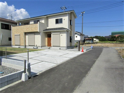 【前面道路含む現地写真】 | ブルーミングガーデン　南巨摩郡富士川町天神中條1号棟 | 前面道路含む現地写真です！
【接道状況】東側：公道約4ｍ　北側：公道約4ｍ