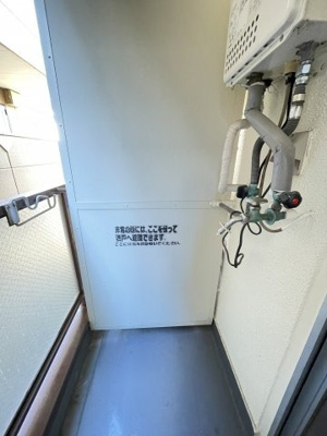 【設備】 | ベストレジデンス上新庄 | 室外洗濯機置き場です