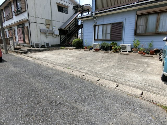 二葉ハイツの駐車場