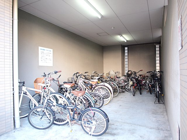 アブレスト桜川の駐車場