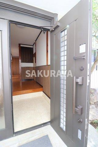 青木方貸家（五十部町）の玄関|2022年撮影。現況と異なる場合がございます。