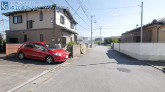 【前面道路含む現地写真】 | 前面道路幅員6.0ｍの広々道路で駐車もラクラクです。