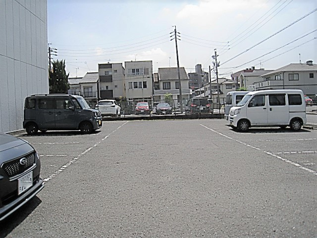 シャトー芝の駐車場|駐車場があるので、車を買う予定の方も安心です