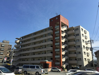 【外観】 | 小学校が近く、公園も近隣にあるのでお子さまがいるご家庭にもおススメのマンションです。徒歩圏内にスーパーやディスカウントストアもそろっており、毎日のお買い物も便利です