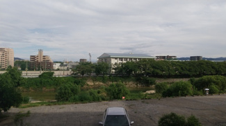 【展望】 | バルコニーの前面はさえぎる高層ビルもなく、美しい青空の眺望が広がります