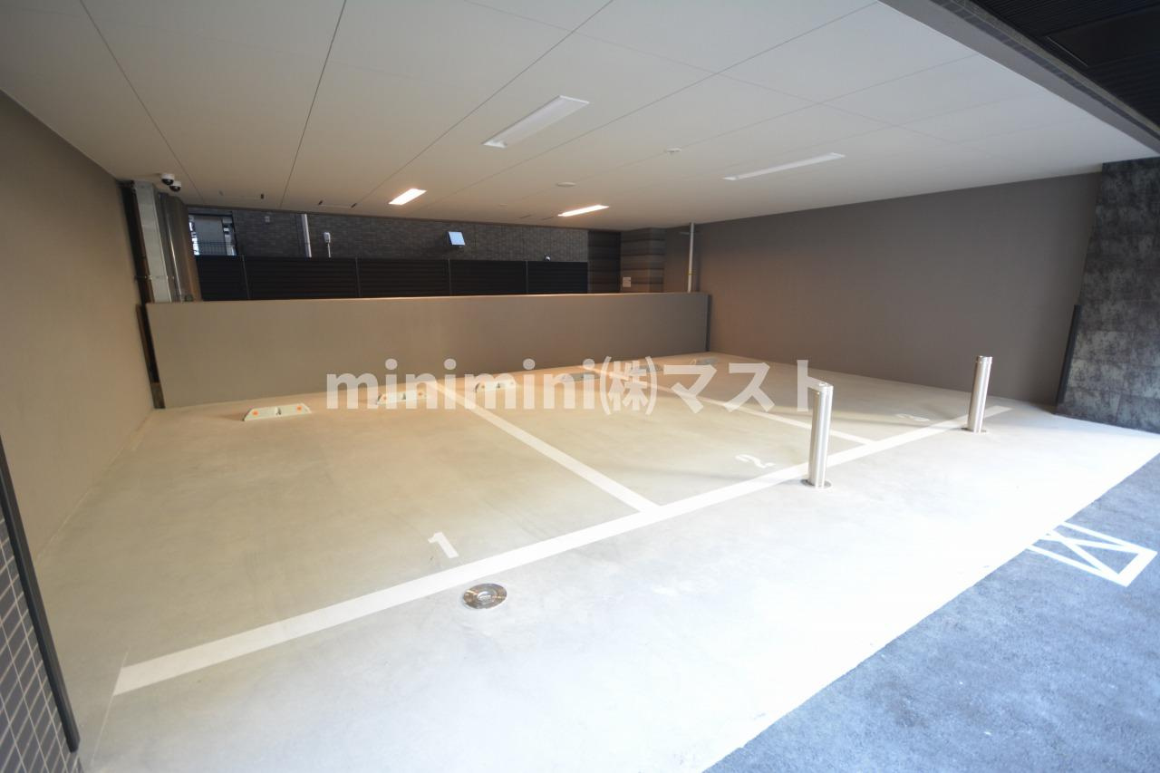 ファーストフィオーレ難波クレシアの駐車場