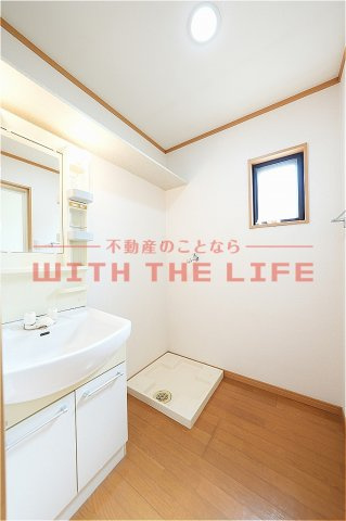 サンフィールドⅡ【キャッシュバック対象物件】の洗面所|脱衣スペースもあります