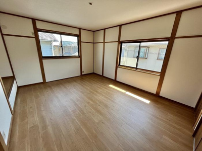 【洋室】 | 北区平野 | 【2階・洋室】10帖のお部屋は2面採光です！