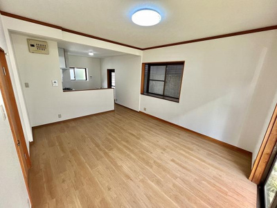 【居間・リビング】 | 北区平野 | 【LDK】クロスの張替え・フロアタイル上貼りをしています♪