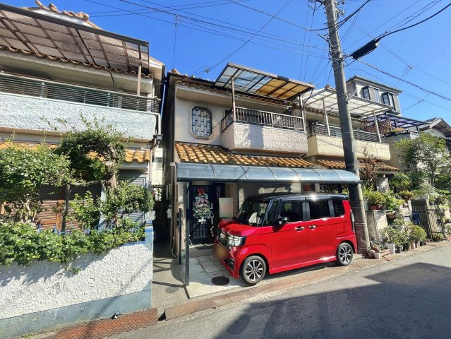 岸和田市磯上町６丁目　戸建の前面道路含む現地写真|軽自動車１台駐車可能（道路に並行駐車）