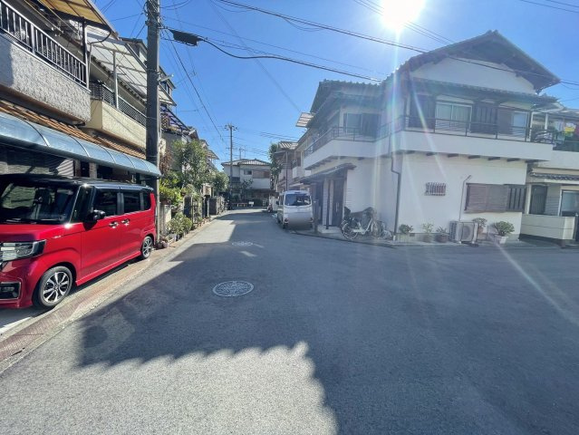 岸和田市磯上町６丁目　戸建の前面道路含む現地写真|軽自動車１台駐車可能（道路に並行駐車）
