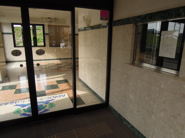 アパガーデンコート松本のエントランス|管理人室とエントランス入り口