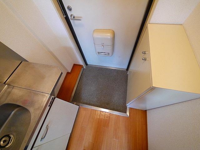 コーポ諏訪西大寺の玄関|収納もある玄関です